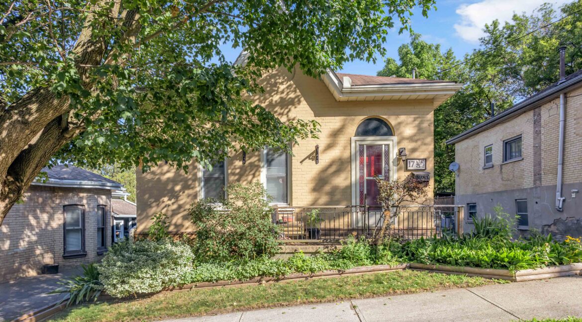 17 SCARFE AVE-1