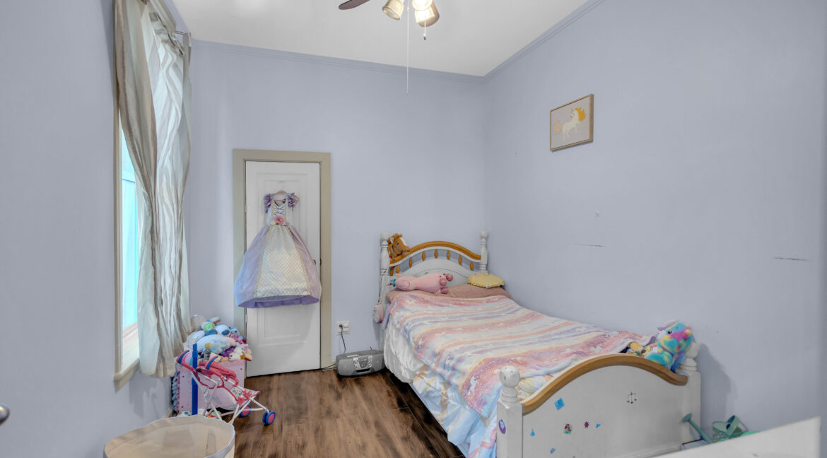 17 SCARFE AVE-15