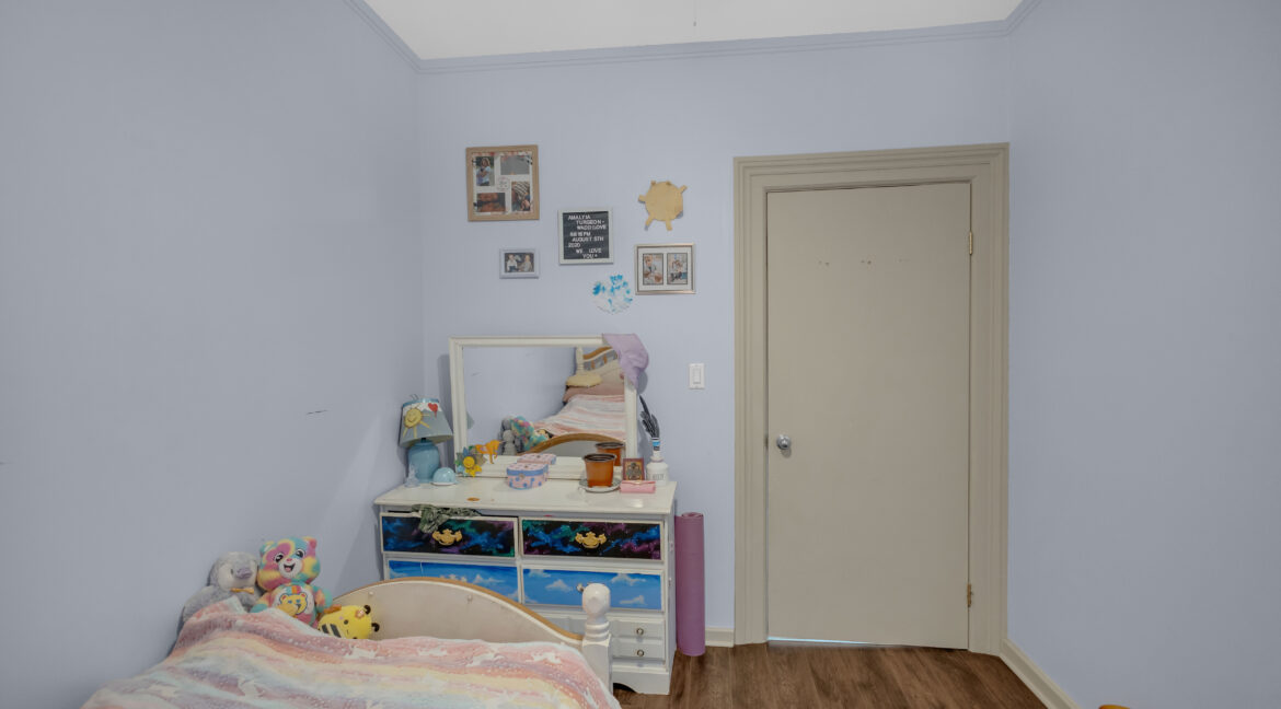 17 SCARFE AVE-16