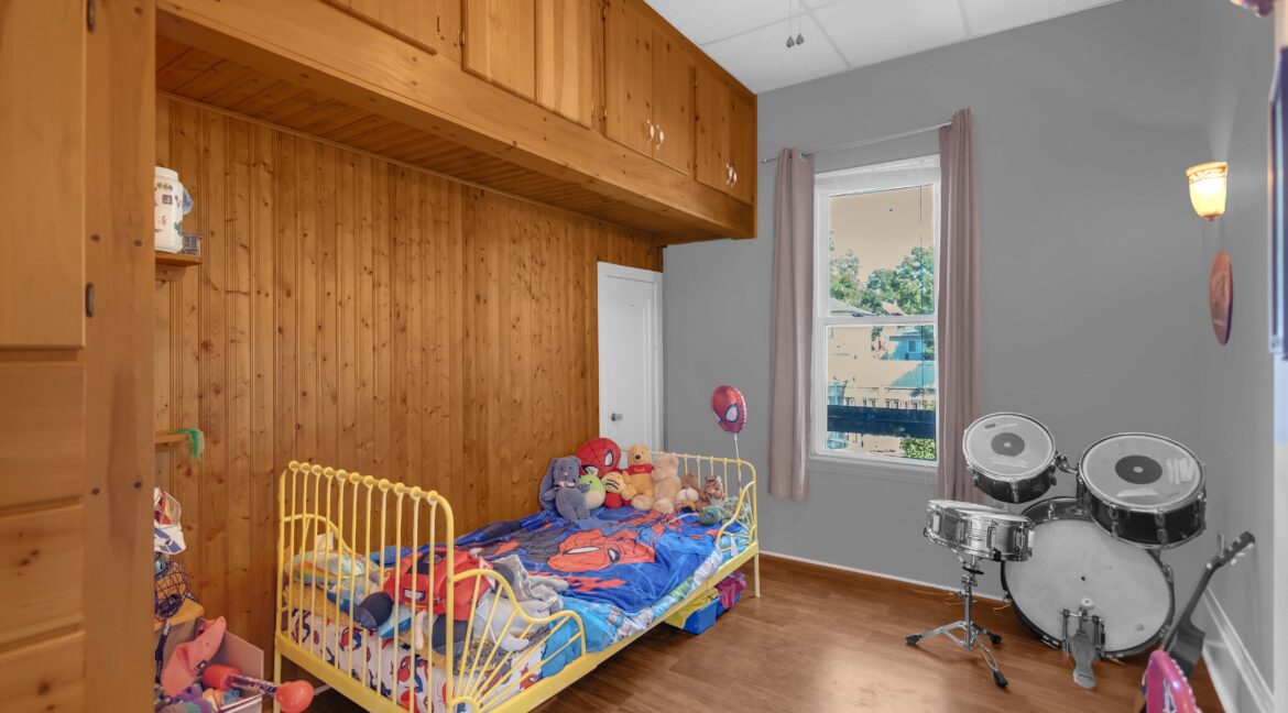 17 SCARFE AVE-18