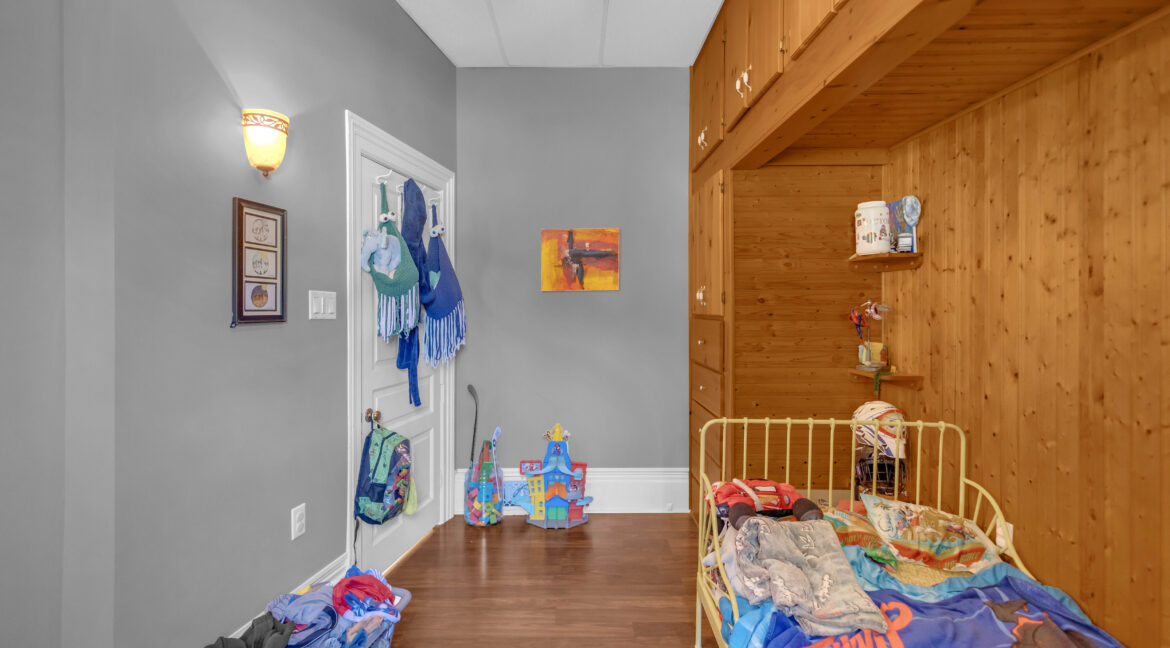 17 SCARFE AVE-19