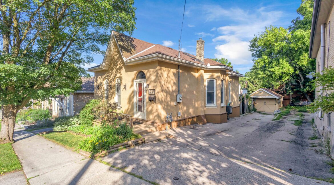 17 SCARFE AVE-2