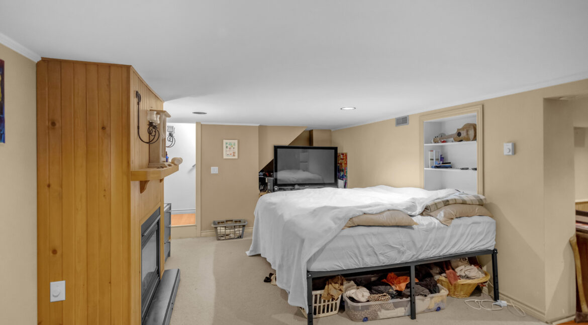 17 SCARFE AVE-22