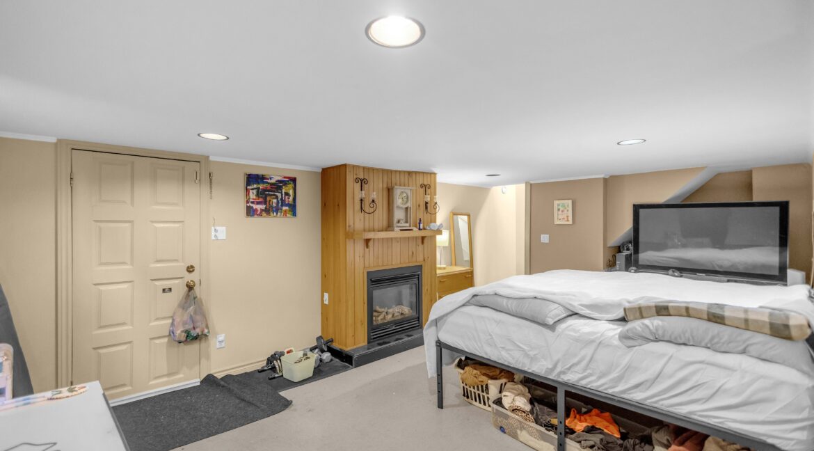 17 SCARFE AVE-24