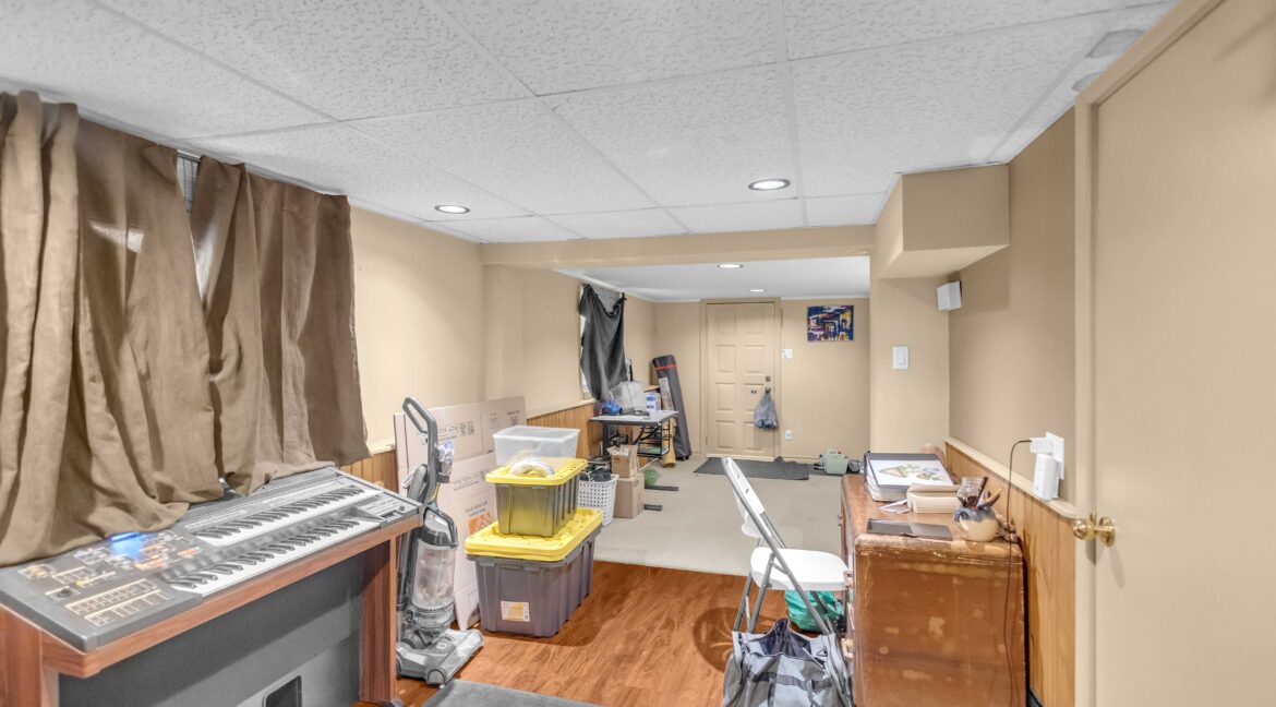 17 SCARFE AVE-25