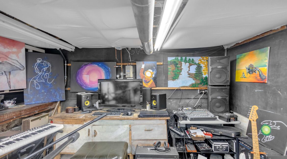 17 SCARFE AVE-27