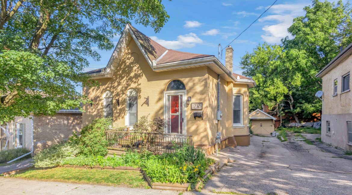 17 SCARFE AVE-3