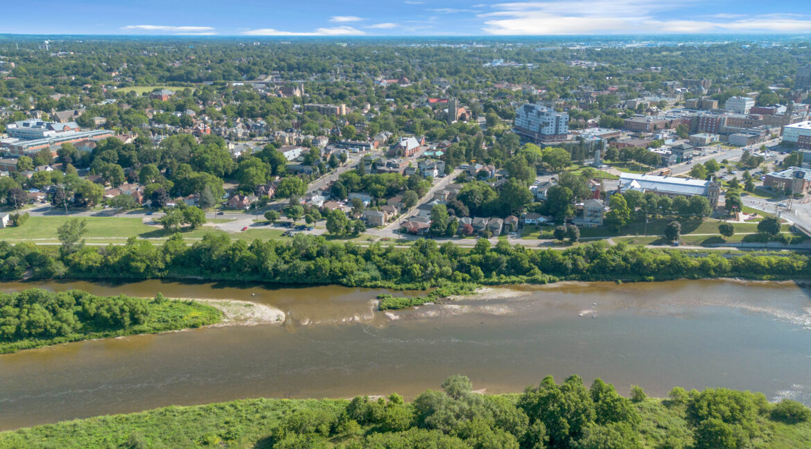17 SCARFE AVE-37