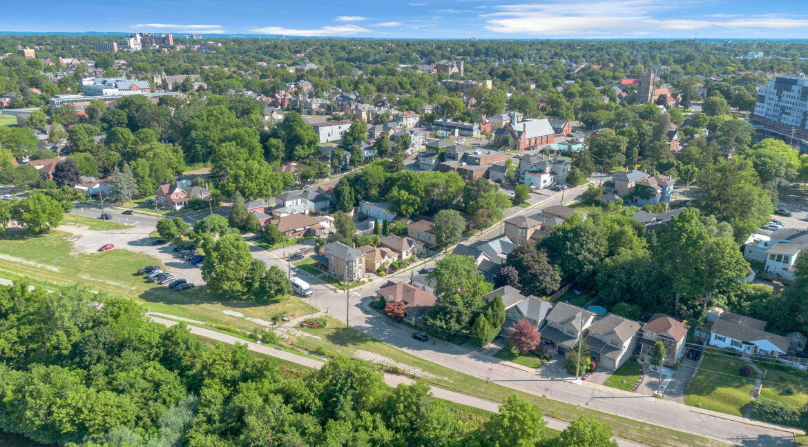 17 SCARFE AVE-38