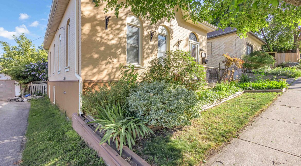 17 SCARFE AVE-4