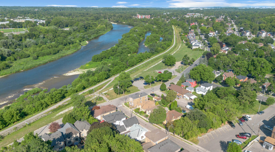 17 SCARFE AVE-40