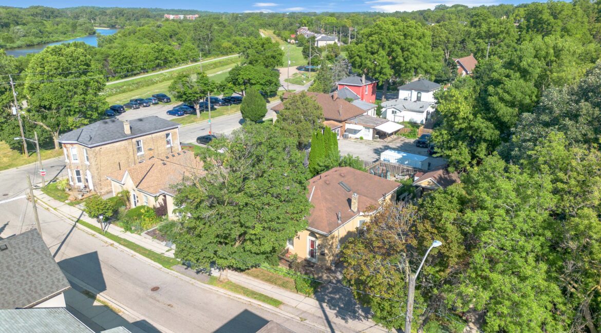 17 SCARFE AVE-41