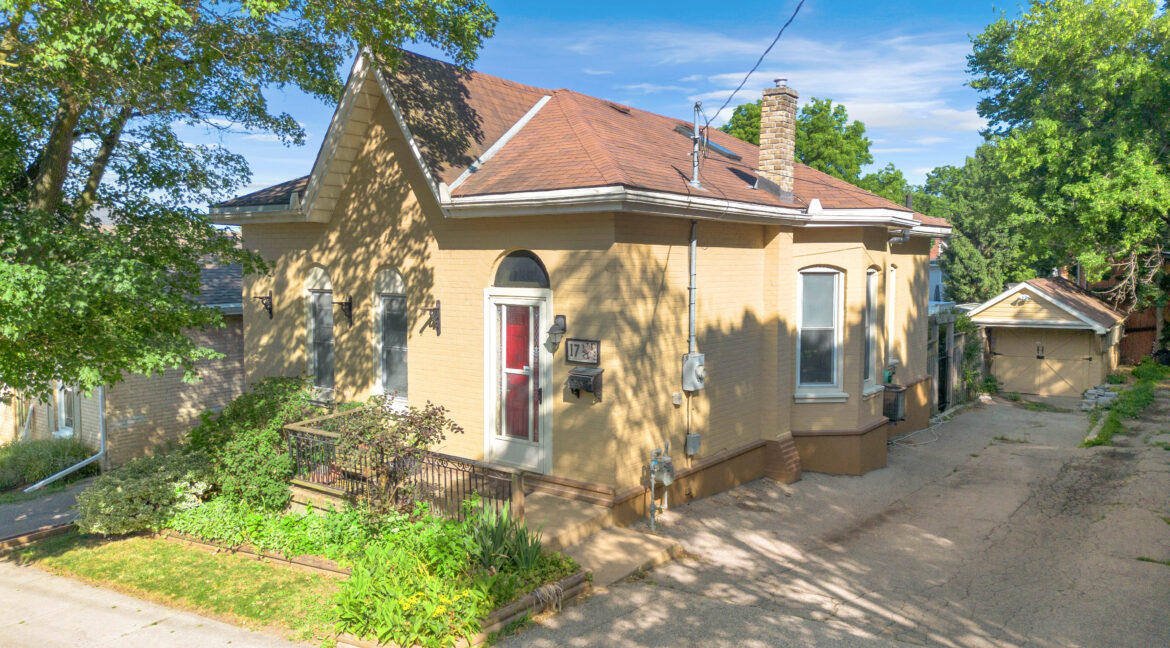 17 SCARFE AVE-42