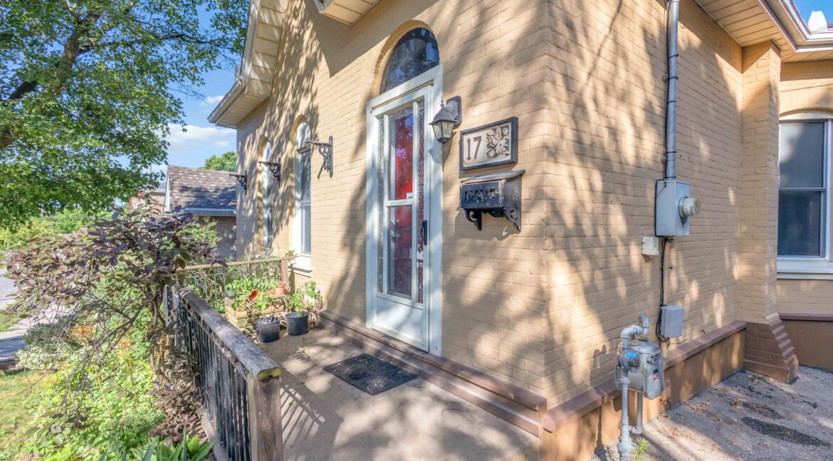 17 SCARFE AVE-5