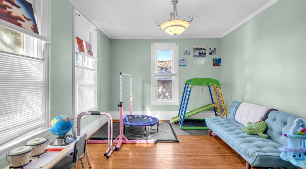 17 SCARFE AVE-8