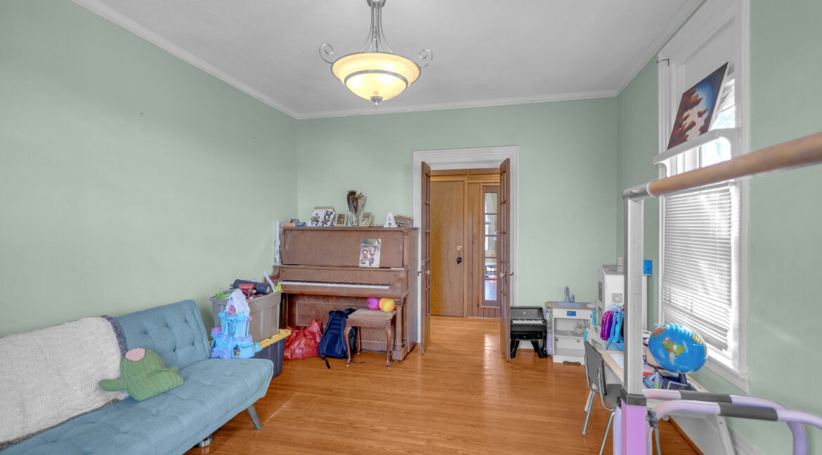 17 SCARFE AVE-9