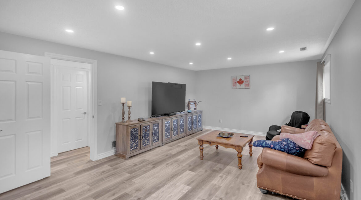 218 Mechanic St W-22