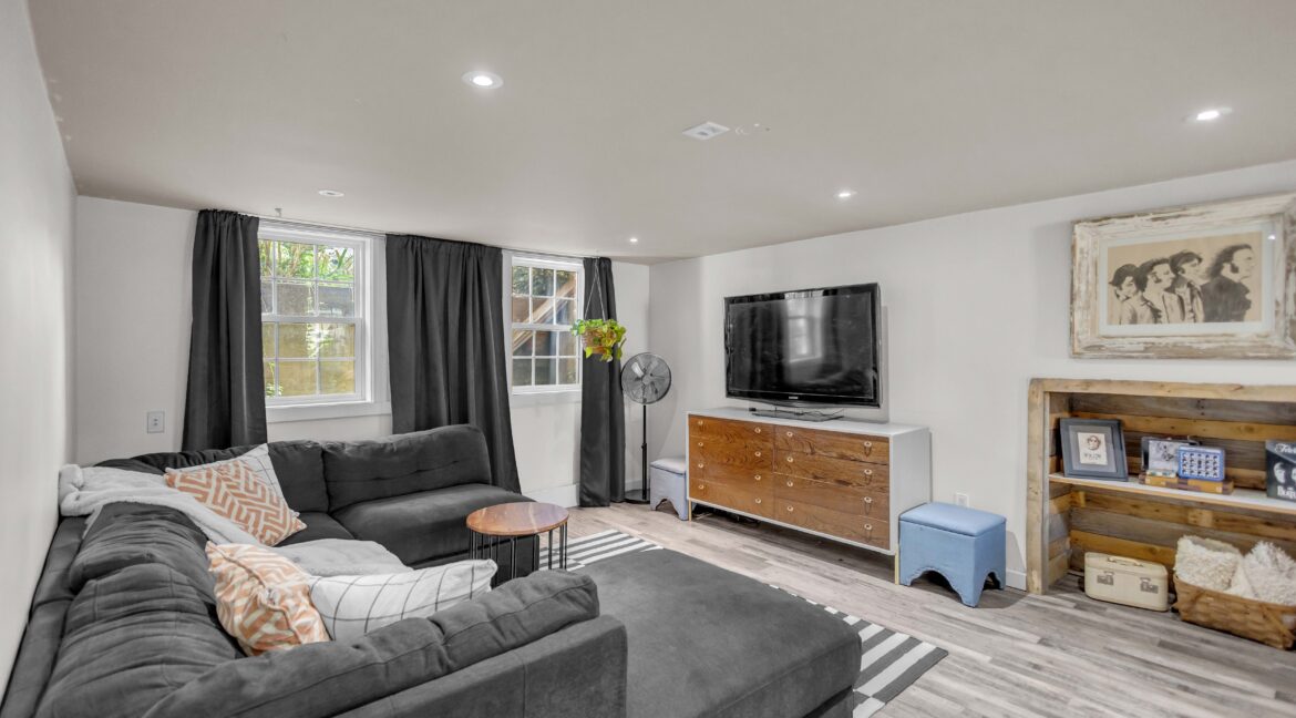 11 Hawarden Ave-30